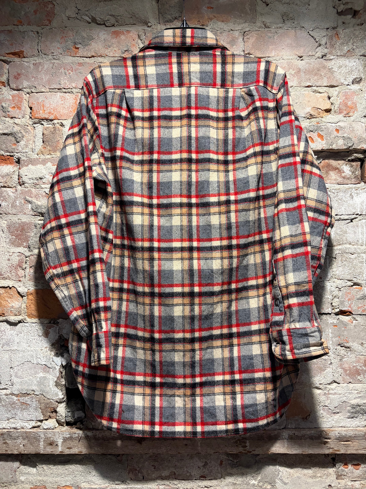 Back of Vintage Grey Plaid Pendleton Wool Flannel SZ M