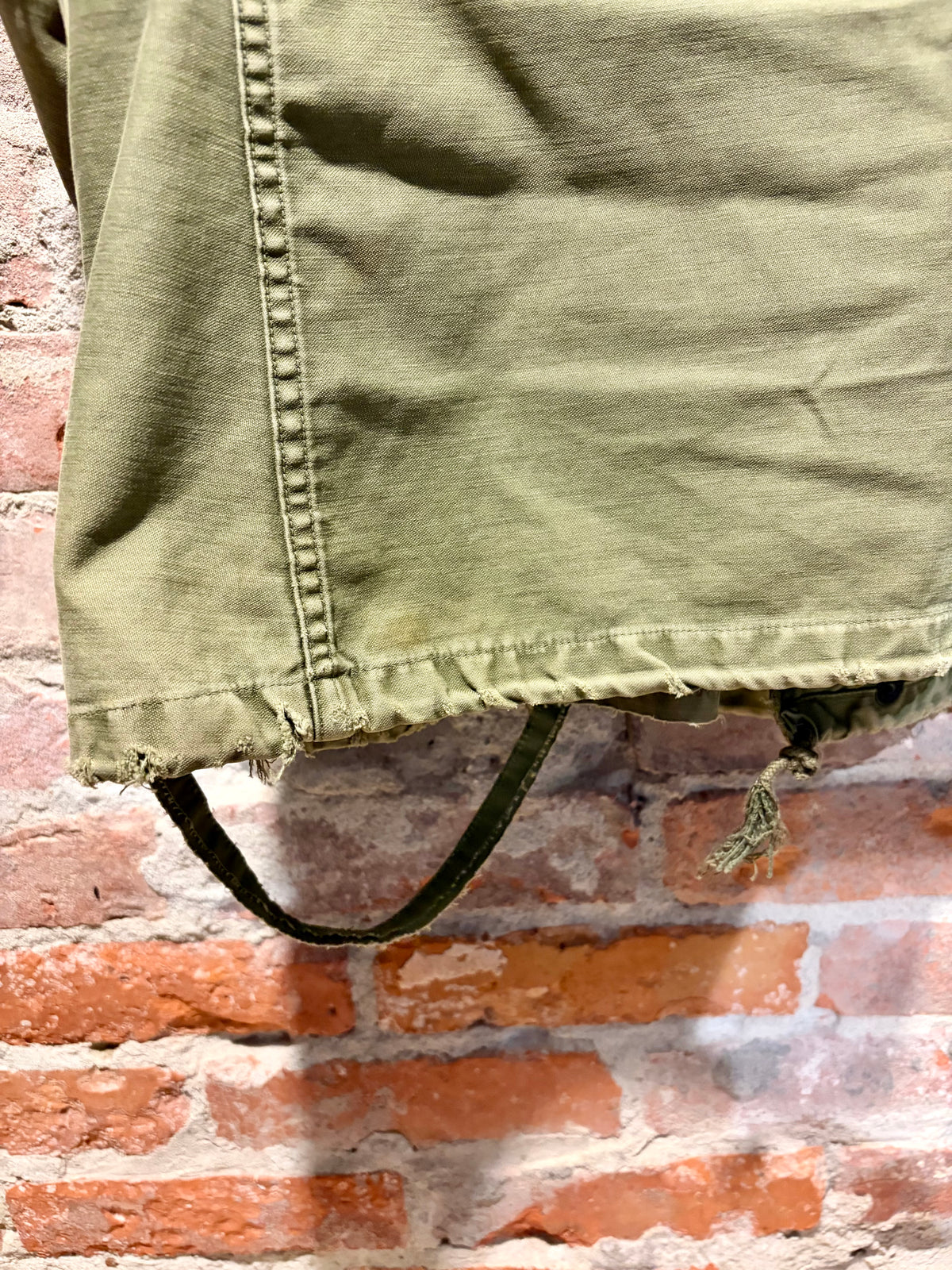 Damage on Lower Hem of Vintage Distressed Military Cargo Jacket Sz M